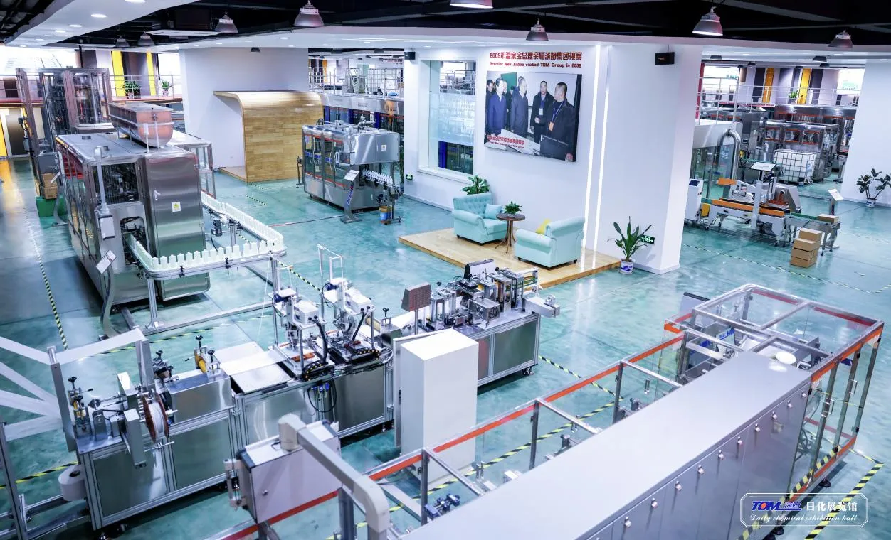 ODM Automatische vloeibare multi-head exclusieve gepatenteerde vriesmiddelen en olie flessen vulmachine 15