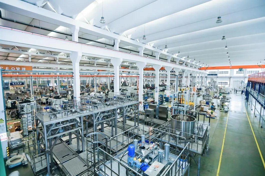 Automatische machine voor het vullen van chemische smeermiddelen voor de industrie 9